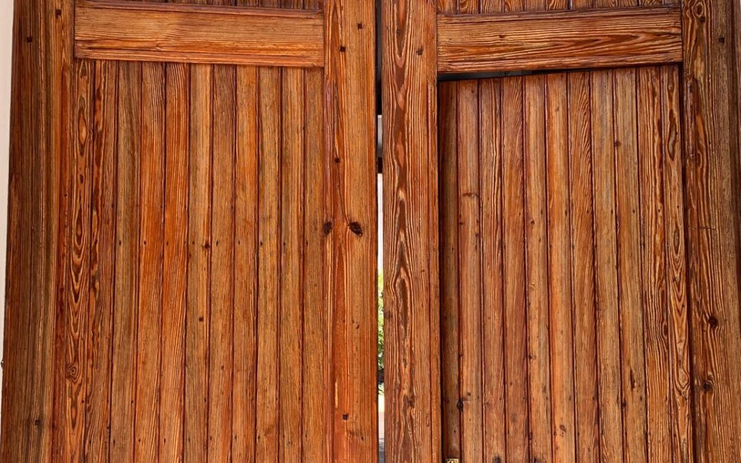 Limpieza y decapado de puertas de mobila para pintarlas con barniz de poro abierto al agua